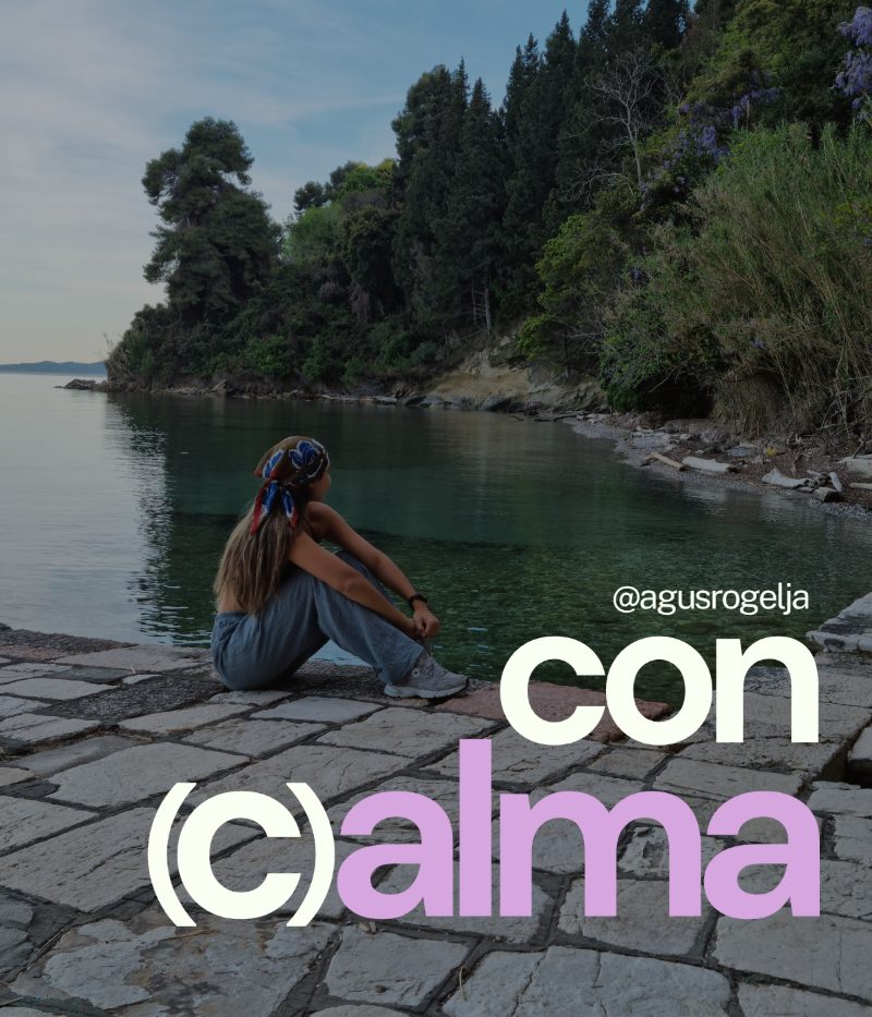 Portada del podcast Con (C)alma: Agus sentada frente al mar en Corfú